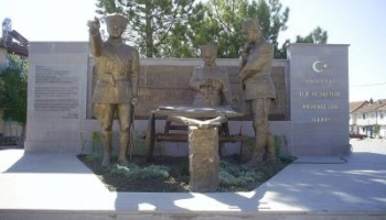 Kırık Kağnı ve Üç Komutan Anıtı